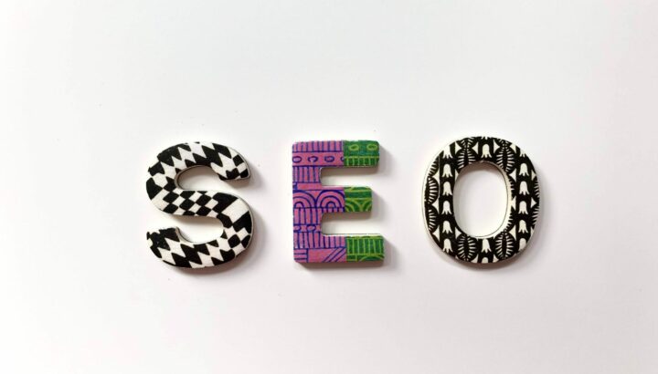 Lettres en bois à motifs colorés formant le mot "SEO"