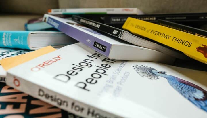 Pile de livres sur le design et l'expérience utilisateur, dont "The Design of Everyday Things"