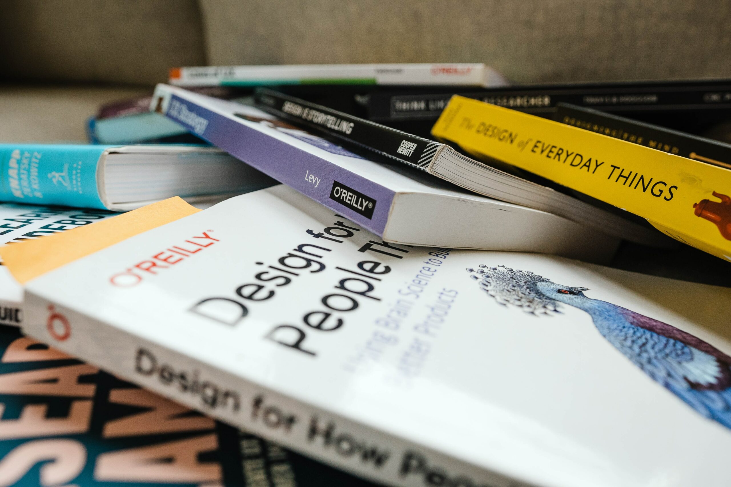 Pile de livres sur le design et l'expérience utilisateur, dont "The Design of Everyday Things"