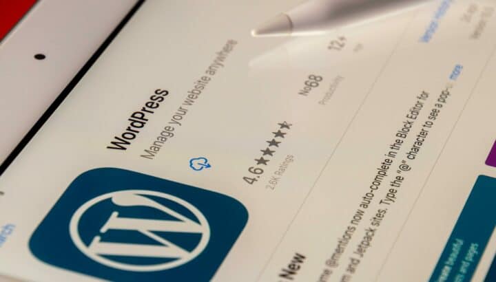 Tablette avec stylet affichant la page WordPress sur l'App Store