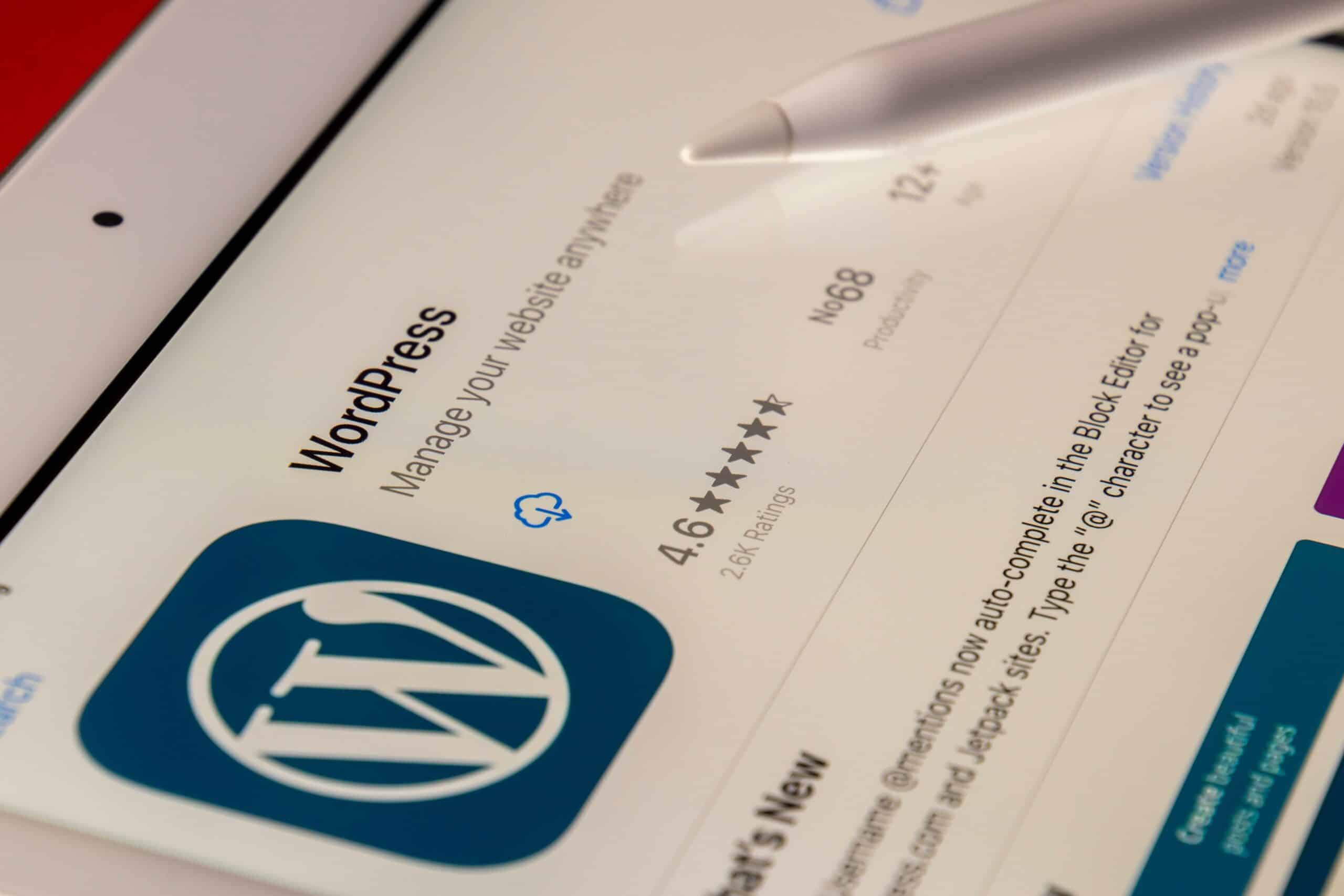 Tablette avec stylet affichant la page WordPress sur l'App Store