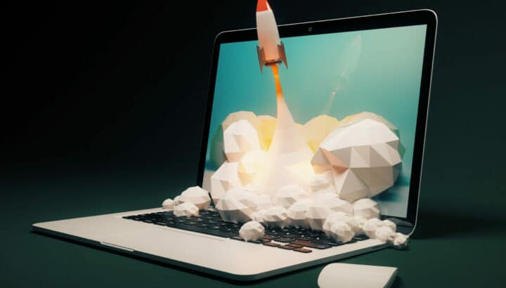 Rendu 3D d'une fusée décollant depuis l'écran d'un ordinateur portable entouré de nuages
