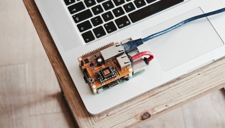 Mini-ordinateur Raspberry Pi posé sur un clavier de laptop, câble ethernet branché