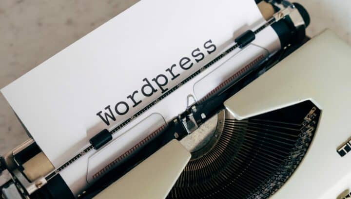 Feuille avec le mot "Wordpress" insérée dans une machine à écrire vintage