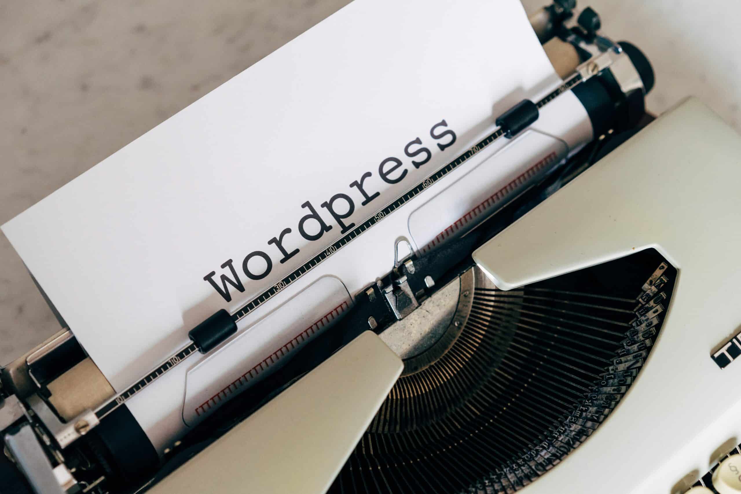 Feuille avec le mot "Wordpress" insérée dans une machine à écrire vintage