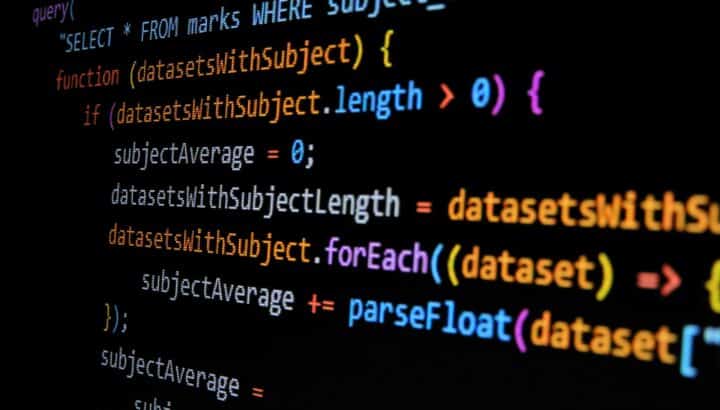 Écran affichant du code JavaScript avec une requête SQL "SELECT * FROM marks"