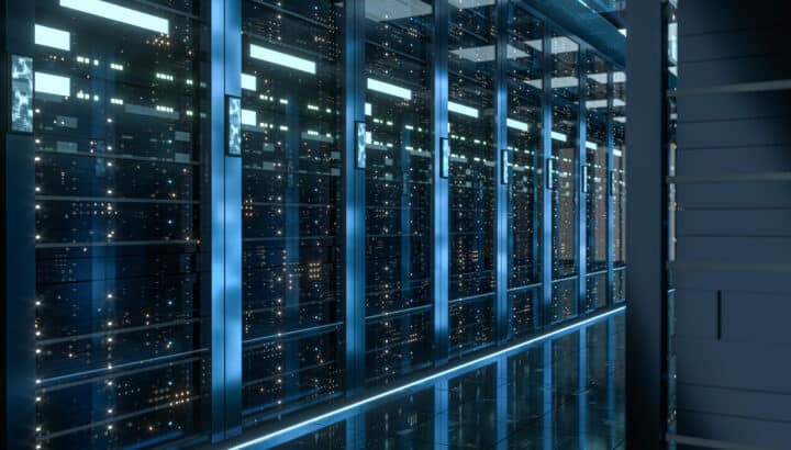 Allée de baies de serveurs informatiques avec éclairage bleu futuriste