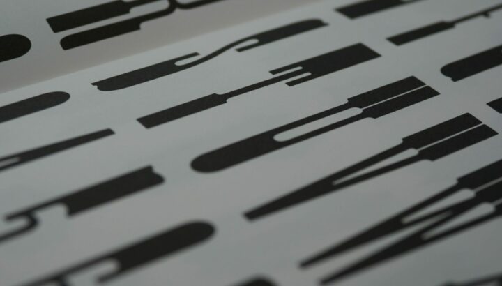 Gros plan sur des formes géométriques noires découpées sur papier