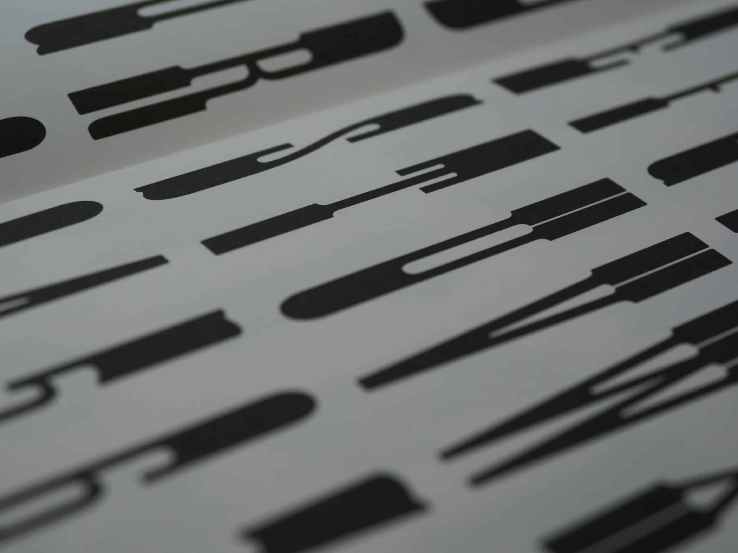 Gros plan sur des formes géométriques noires découpées sur papier