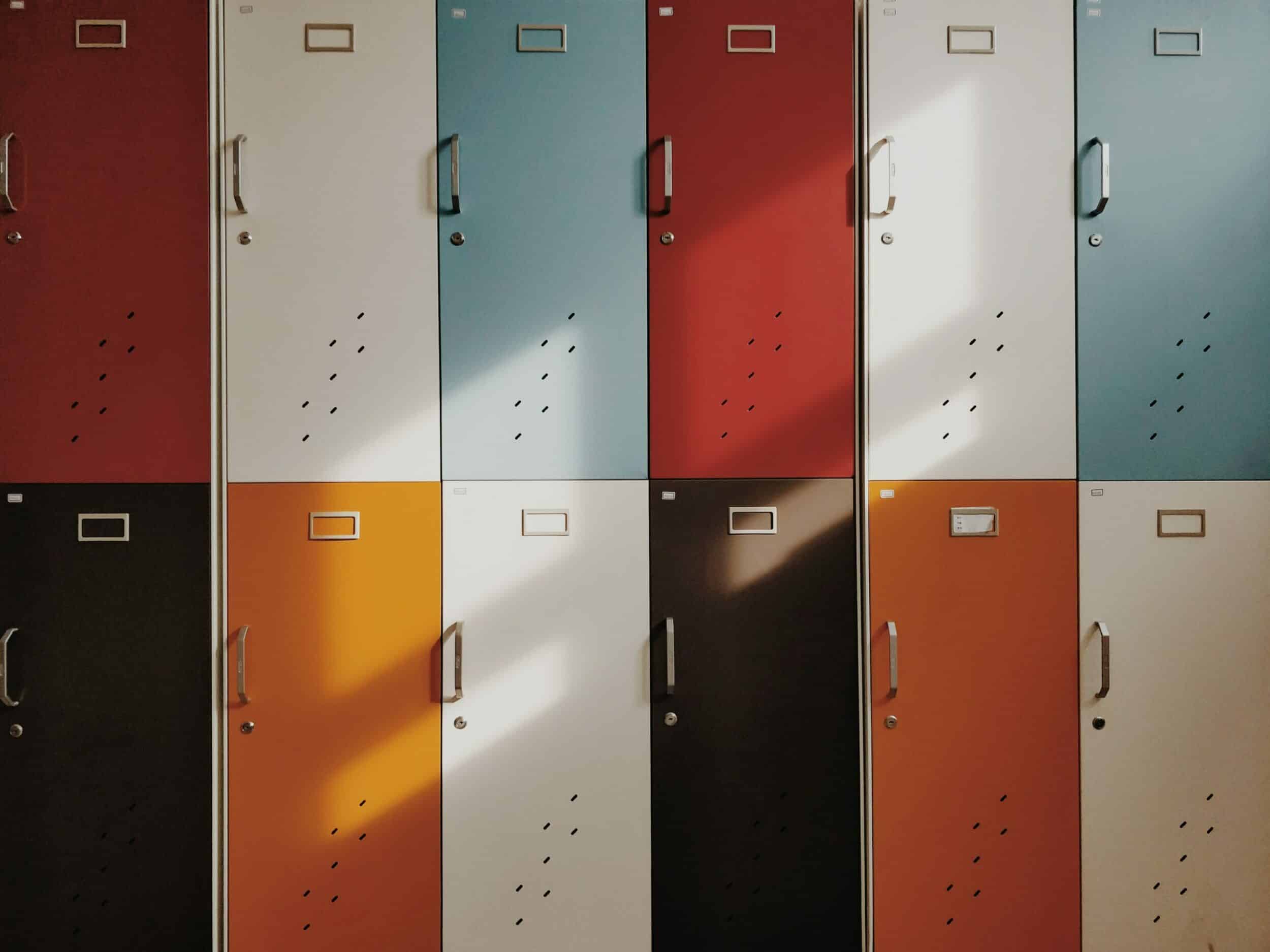 Rangée de casiers métalliques colorés avec ombre de lumière
