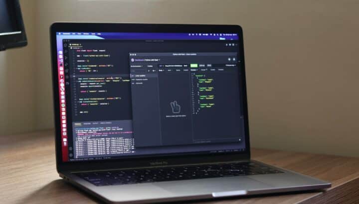 Écran affichant le code et la documentation d'une API Python Flask