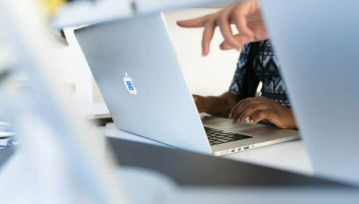 Vue en plongée de mains tapant sur un clavier MacBook