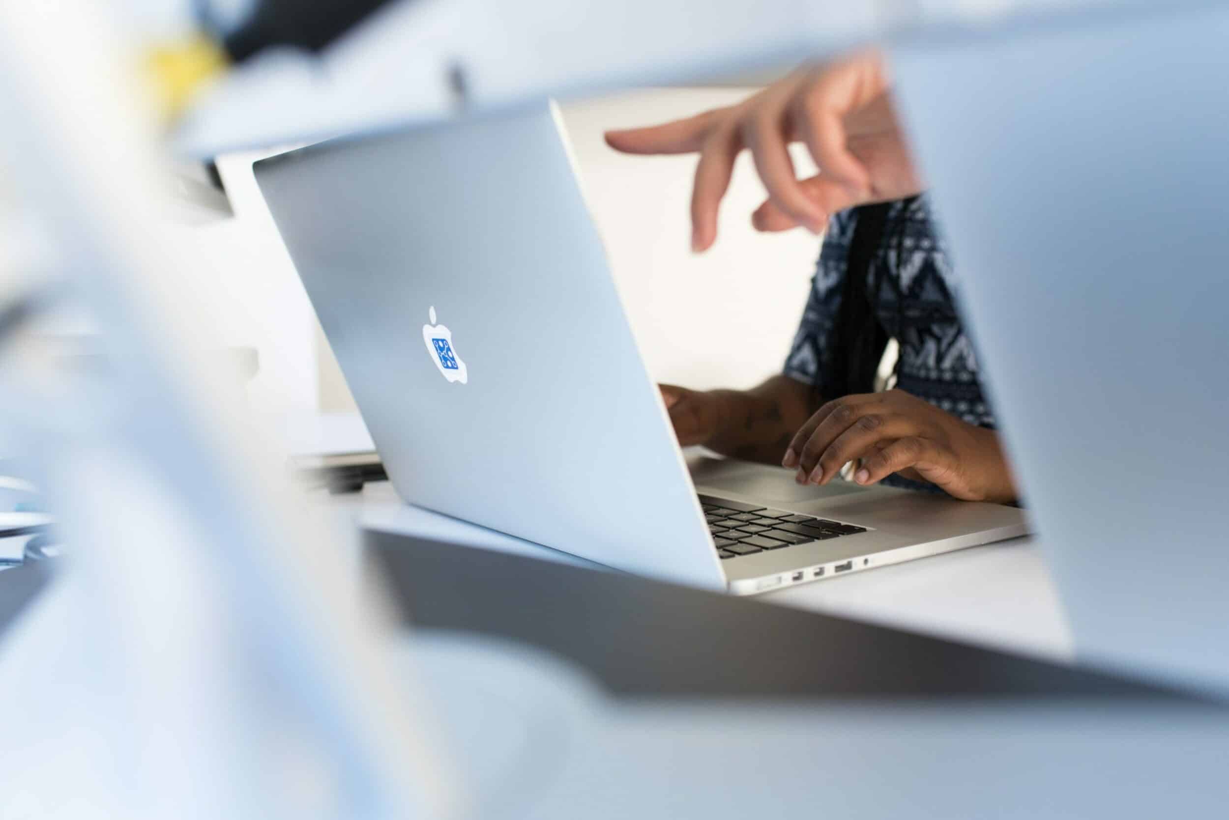 Vue en plongée de mains tapant sur un clavier MacBook