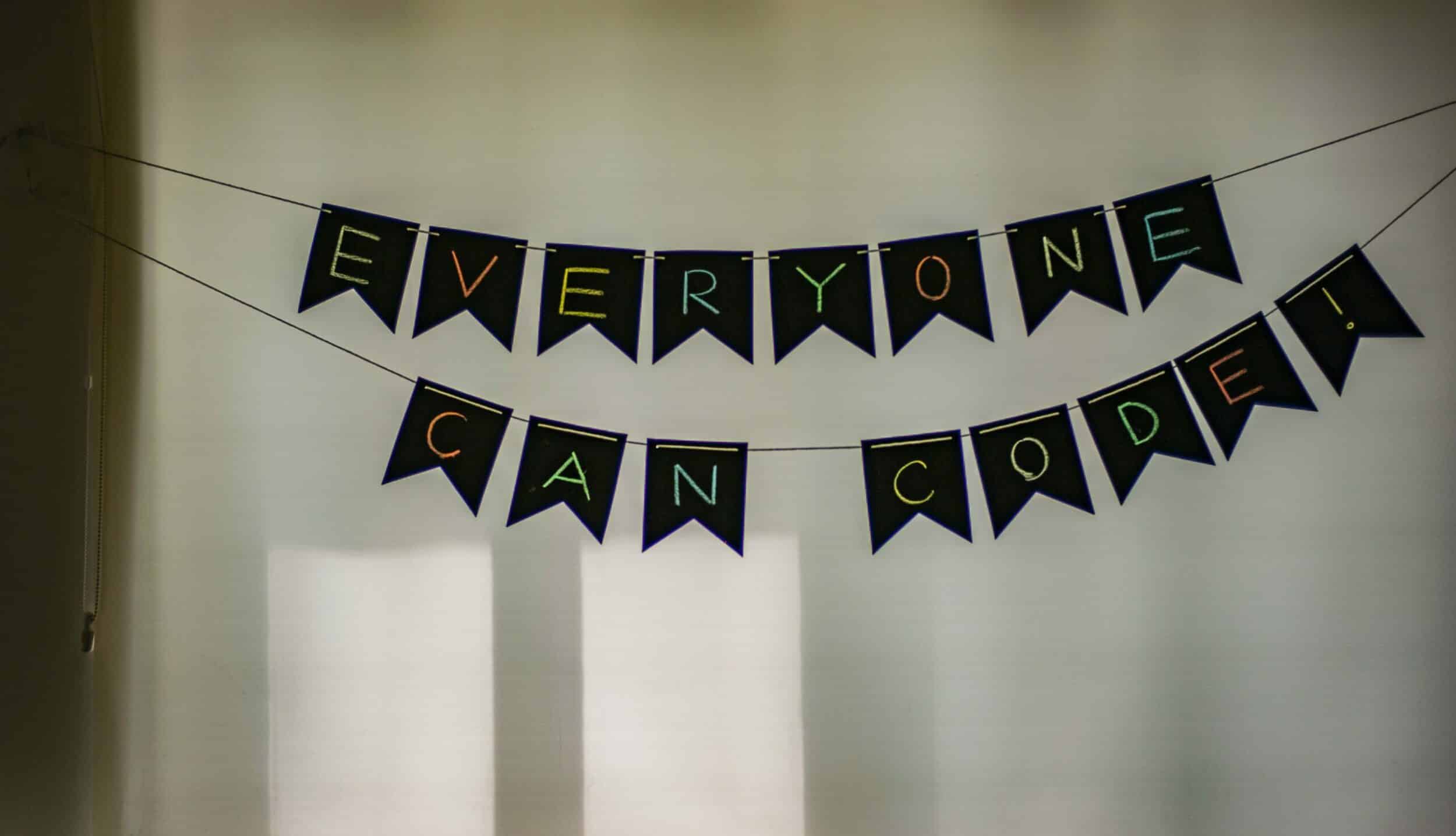 Guirlande de fanions noirs avec texte coloré "Everyone can code!"