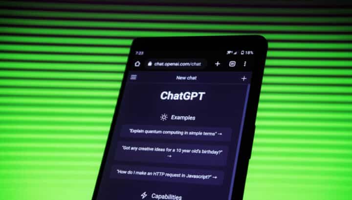 Smartphone affichant l'écran d'accueil ChatGPT, éclairage vert strié