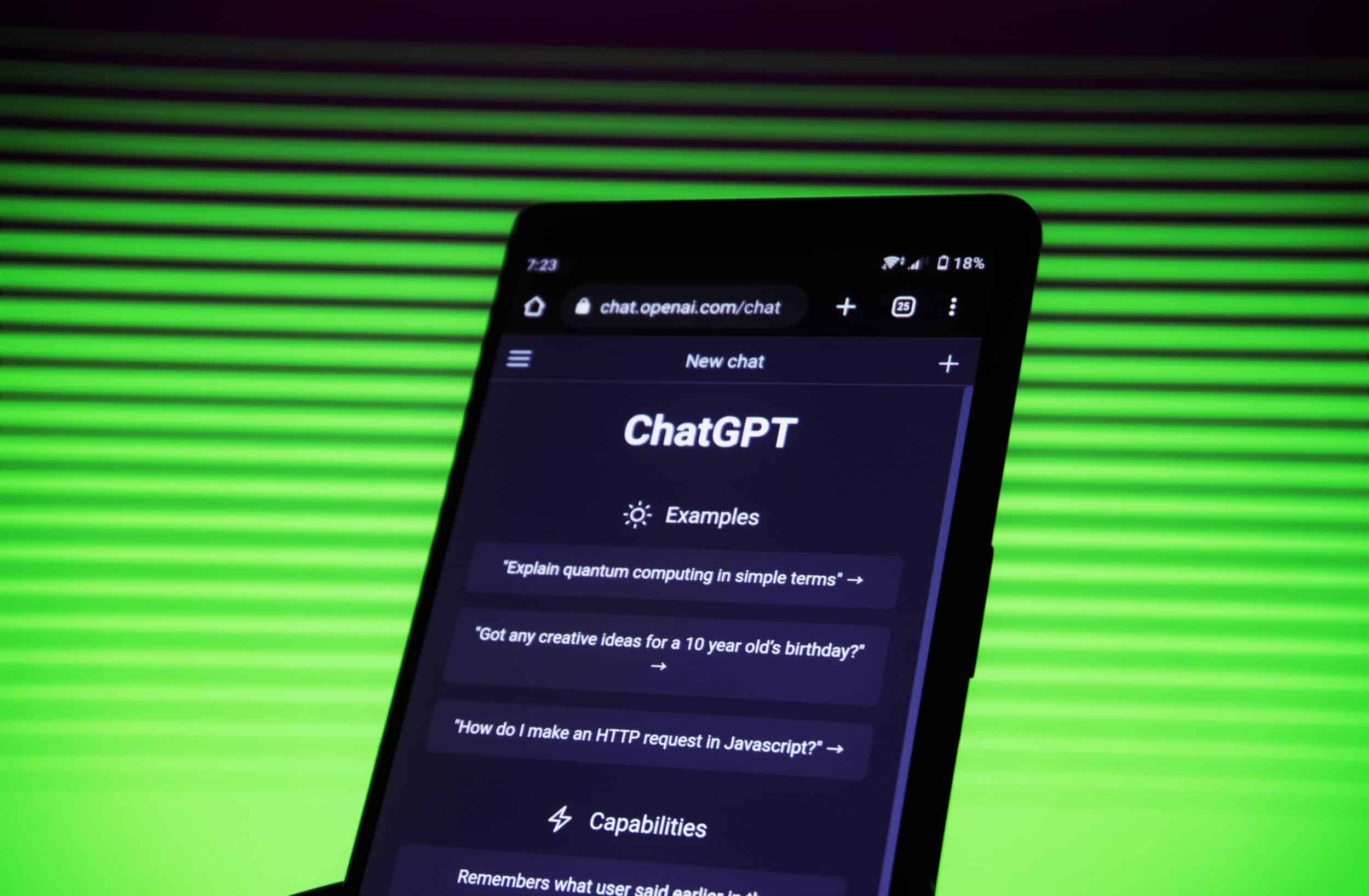 Smartphone affichant l'écran d'accueil ChatGPT, éclairage vert strié
