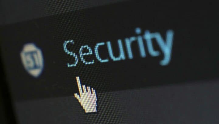 Curseur pointant sur le mot "Security" affiché en gros caractères bleus sur un écran pixelisé