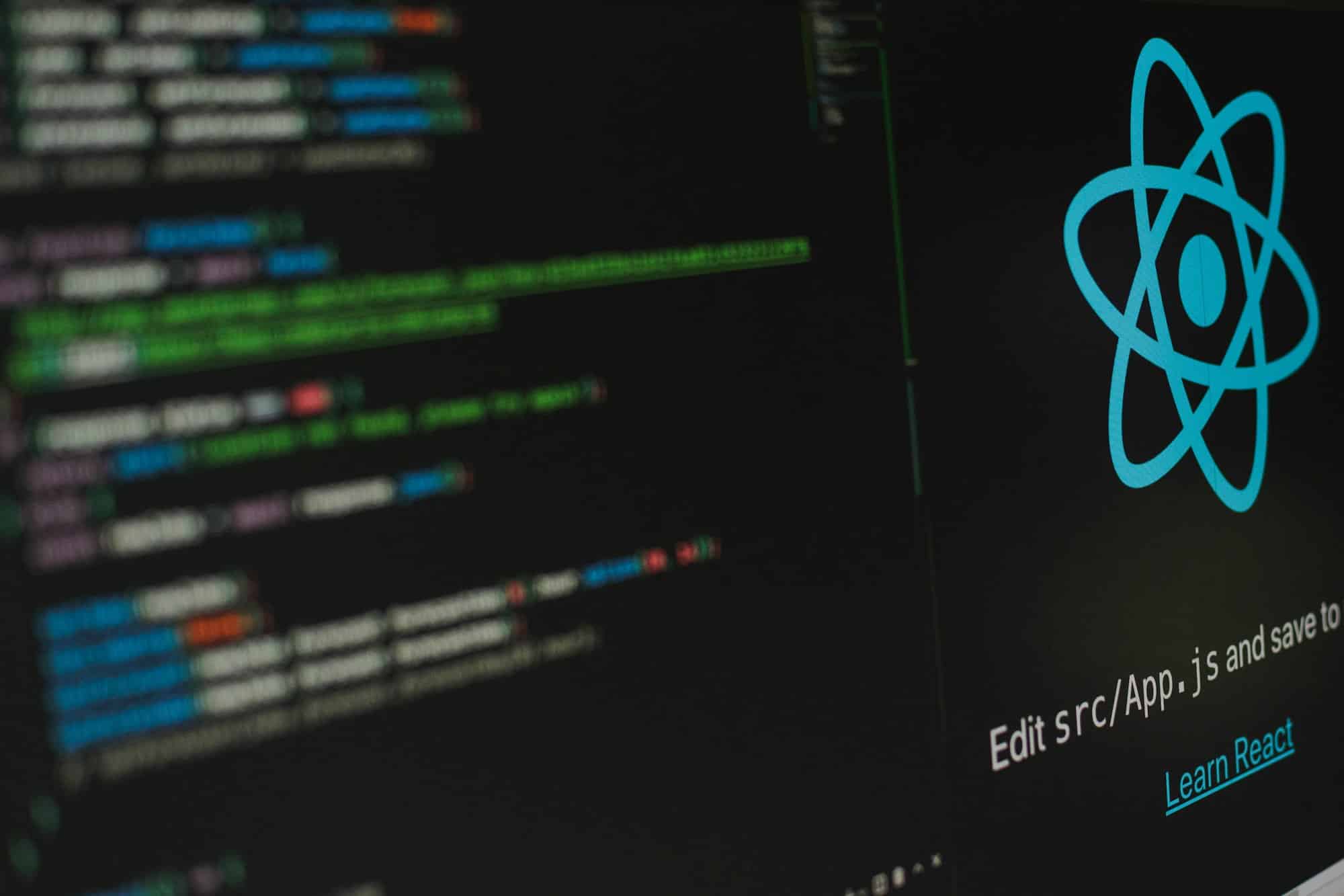 Écran sombre affichant du code et le logo React avec le message "Edit src/App.js and save to reload"
