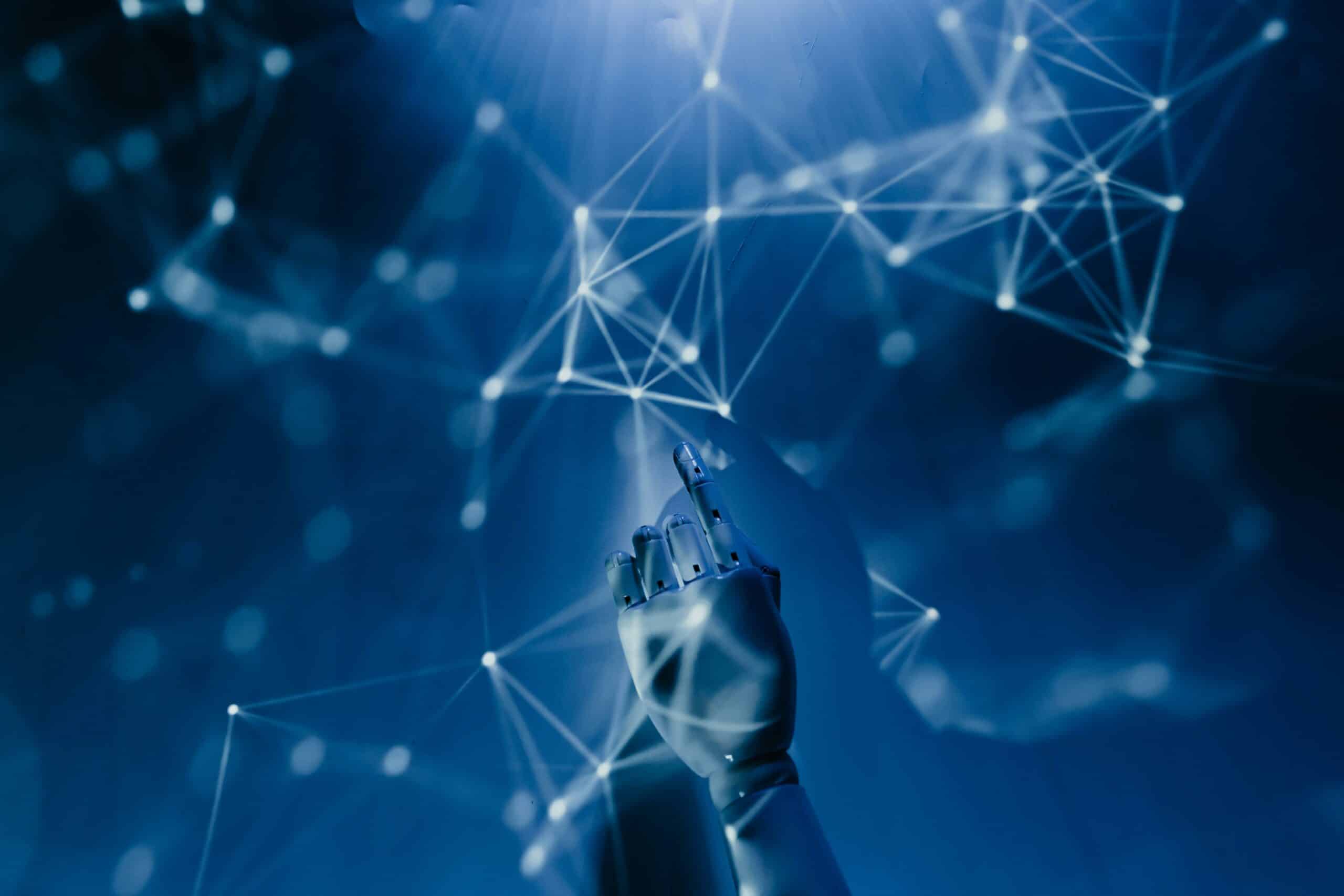 Main robotique touchant un réseau de points lumineux connectés, fond bleu