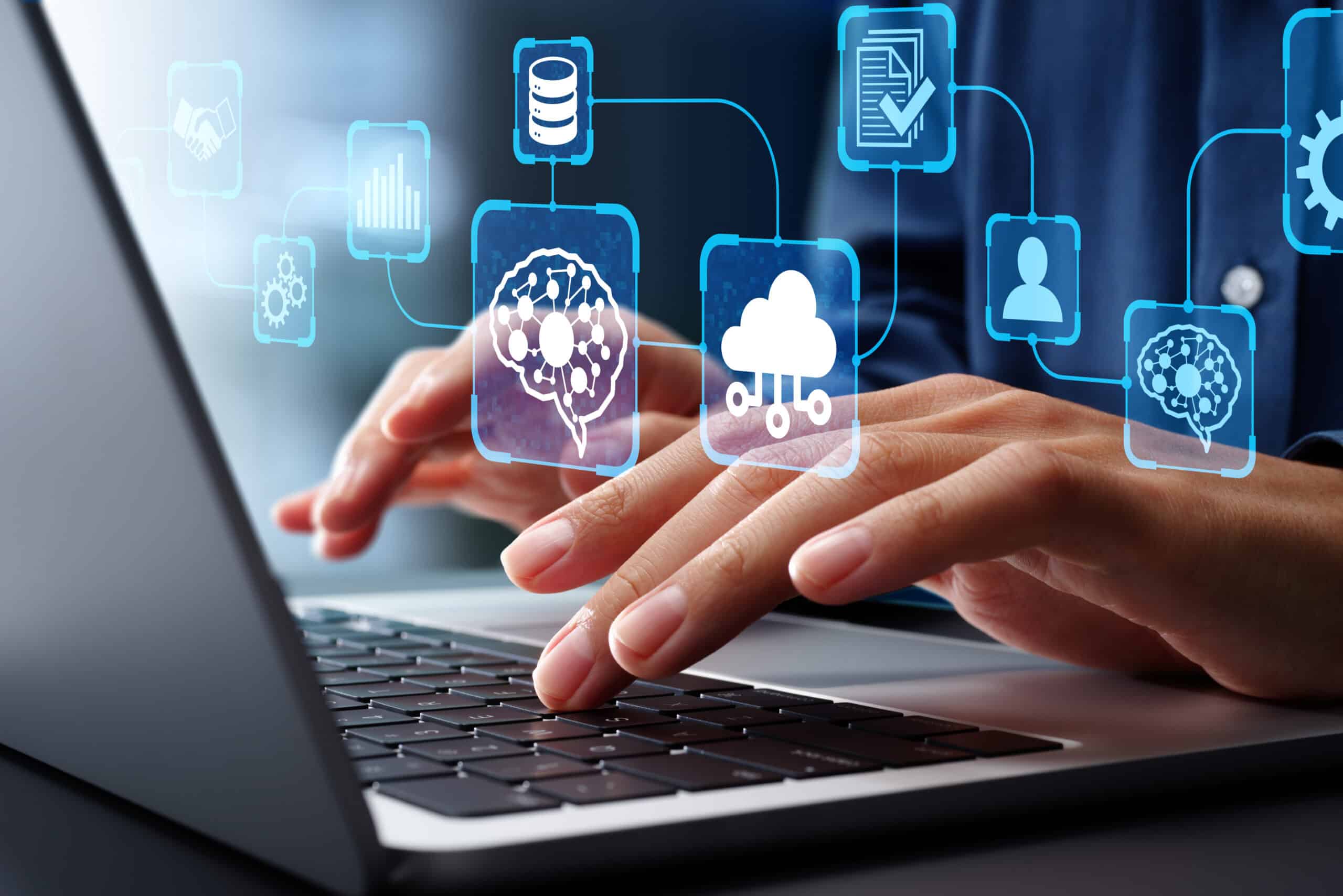 Mains tapant sur un clavier d'ordinateur portable avec icônes IA, cloud et données en surimpression