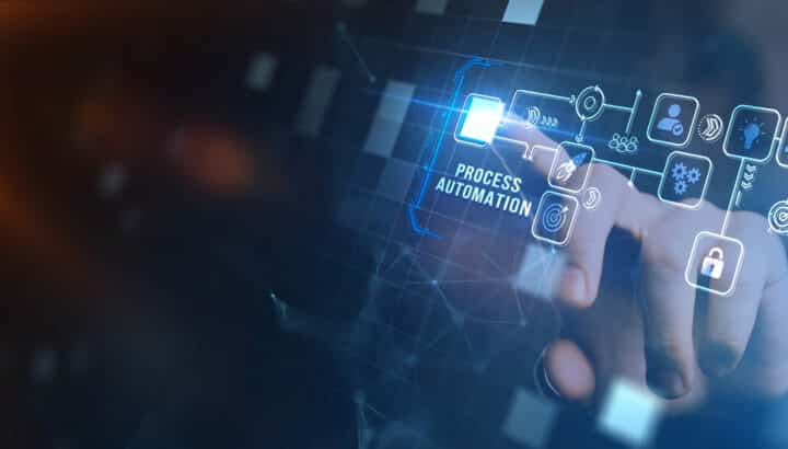 Doigt touchant un écran digital affichant des icônes reliées et le texte "Process Automation"