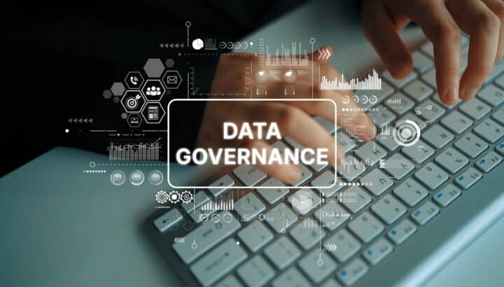 Mains tapant sur un clavier avec icônes de données et texte "Data Governance" en surimpression