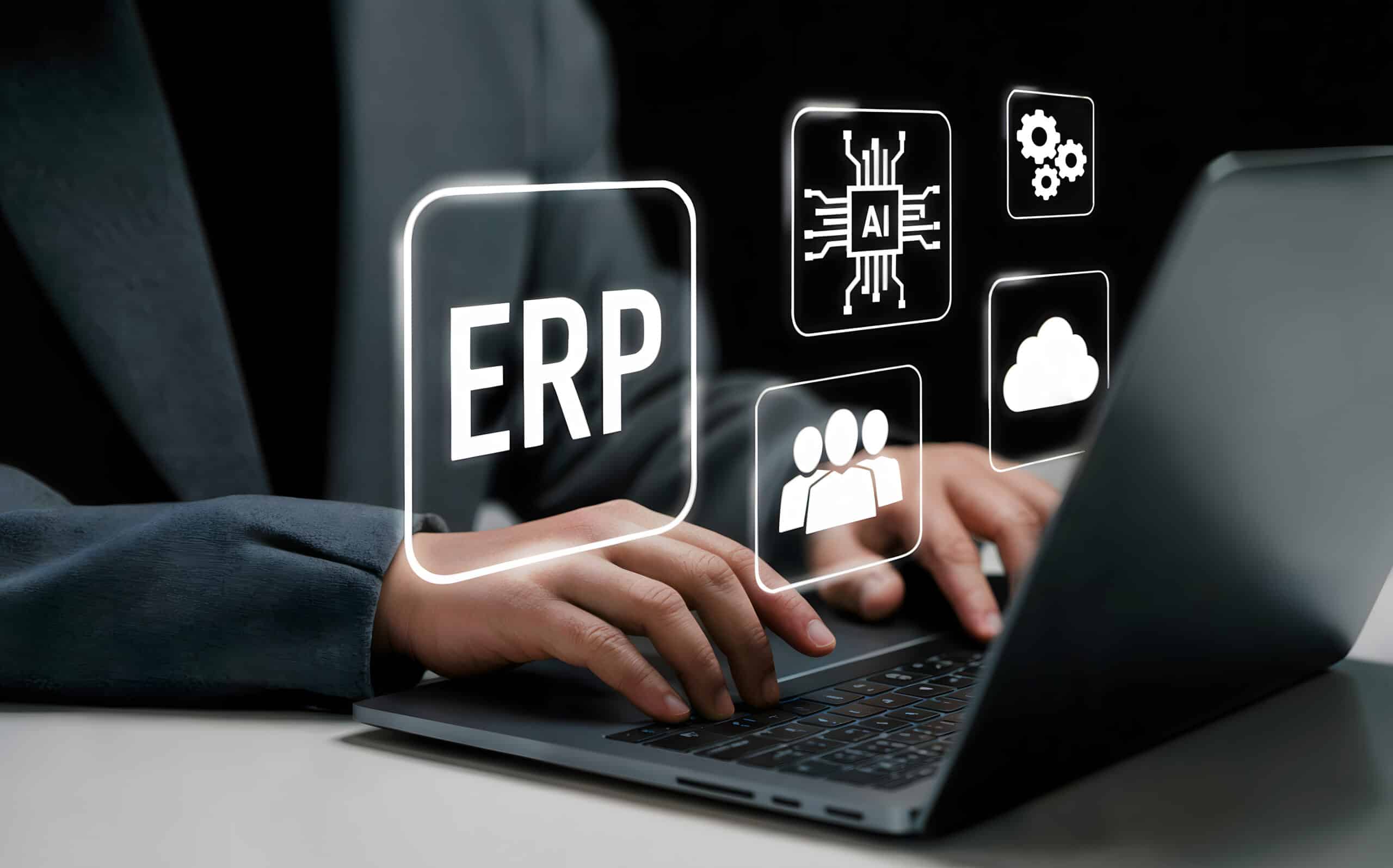 Mains tapant sur un ordinateur portable entourées d'icônes ERP, IA, cloud, équipe et paramètres