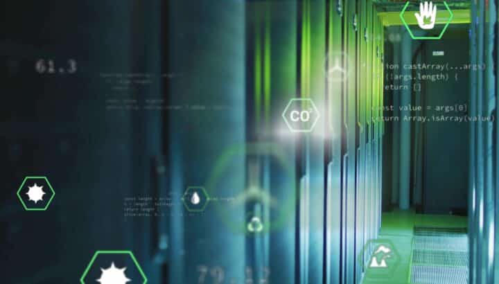 Couloir de serveurs en éclairage vert avec icônes superposées (CO2, goutte d'eau, main, recyclage) et lignes de code visibles en transparence