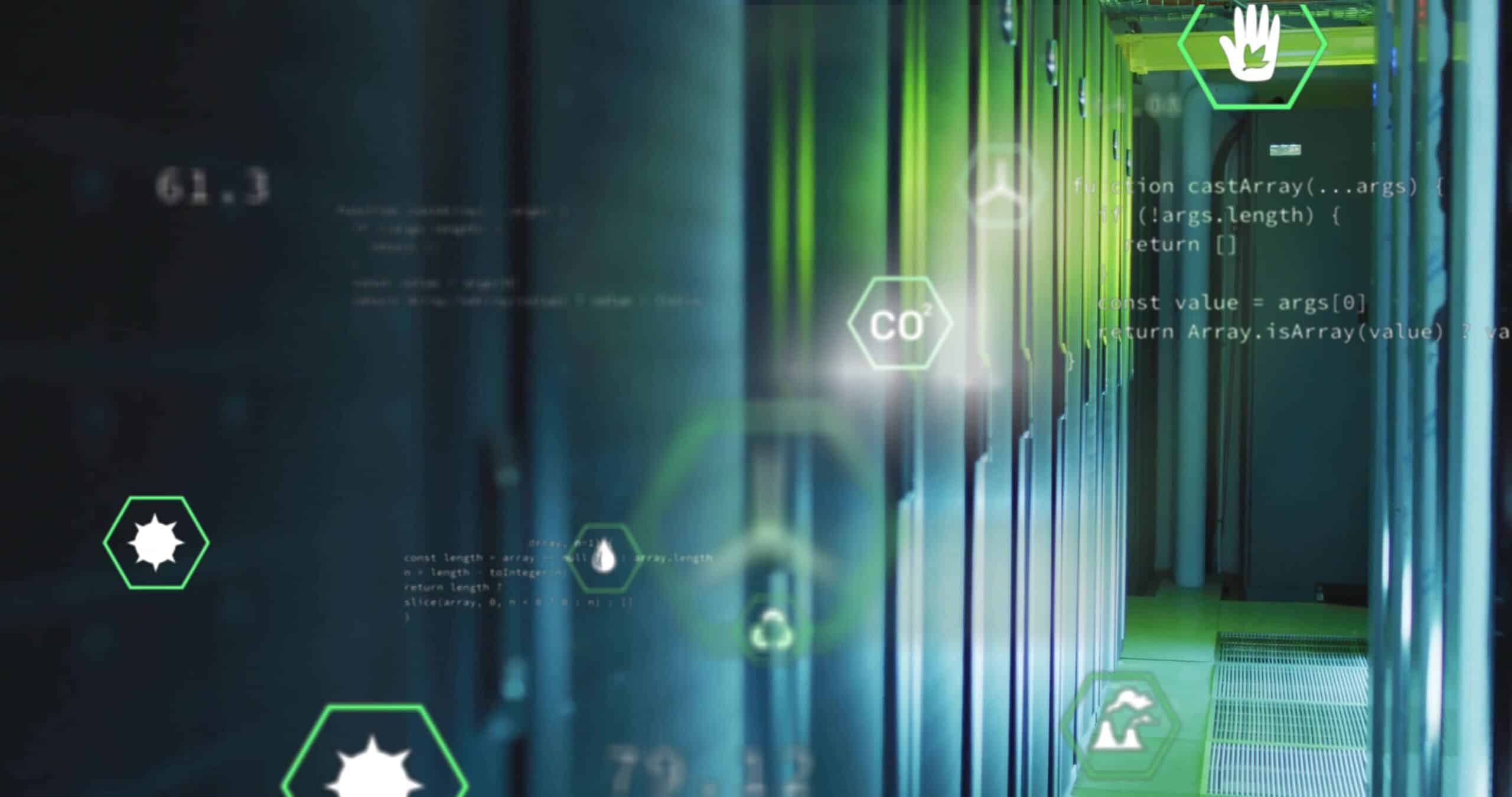 Couloir de serveurs en éclairage vert avec icônes superposées (CO2, goutte d'eau, main, recyclage) et lignes de code visibles en transparence