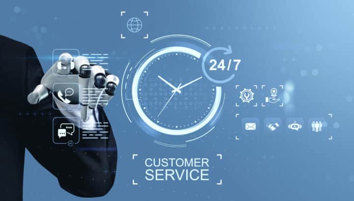 Main robotique pointant des icônes de service client (casque, chat, messagerie) autour d'une horloge marquant "24/7" et du texte "Customer Service"