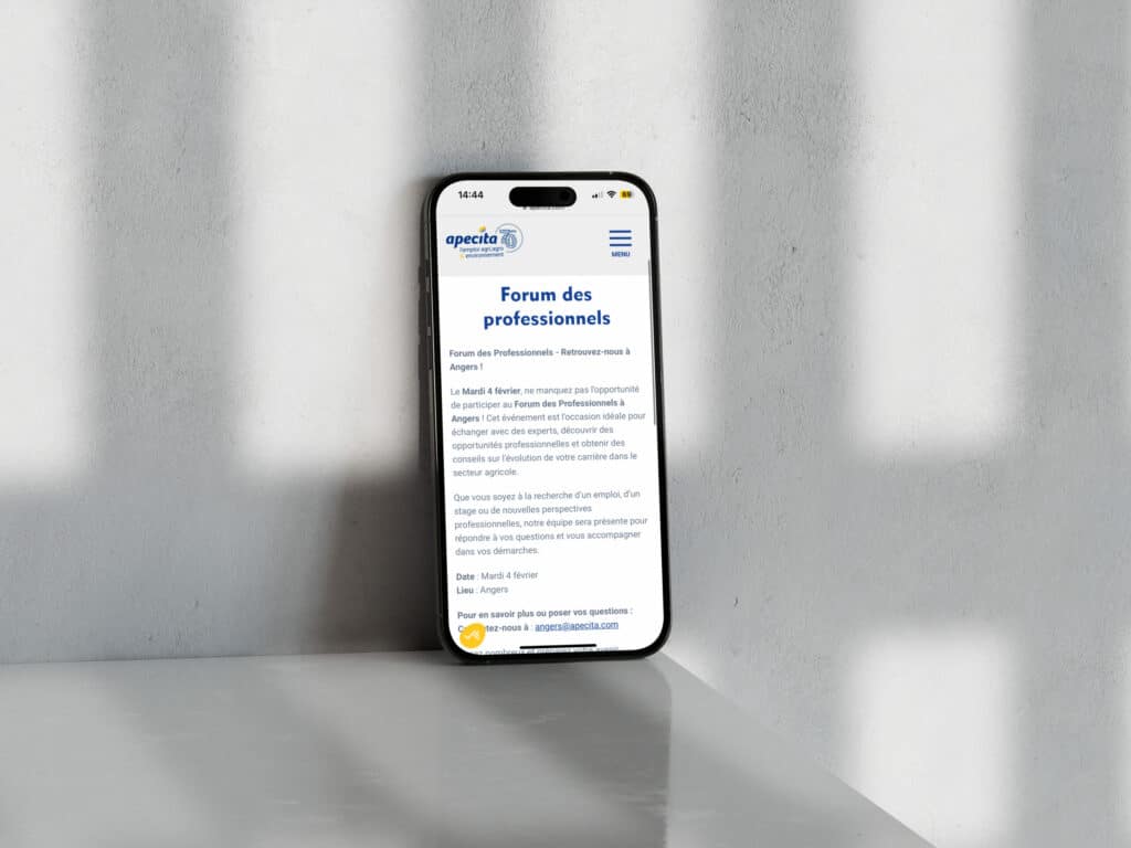 Smartphone affichant la page Forum des professionnels du site Apecita
