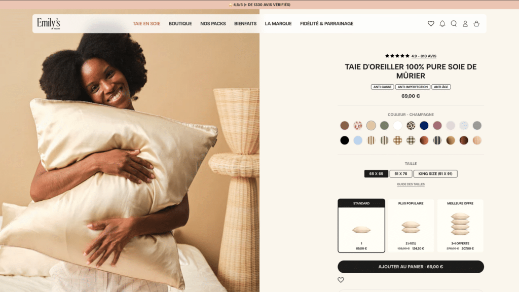 Fiche produit taie d'oreiller 100% soie de mûrier avec femme souriante tenant l'oreiller