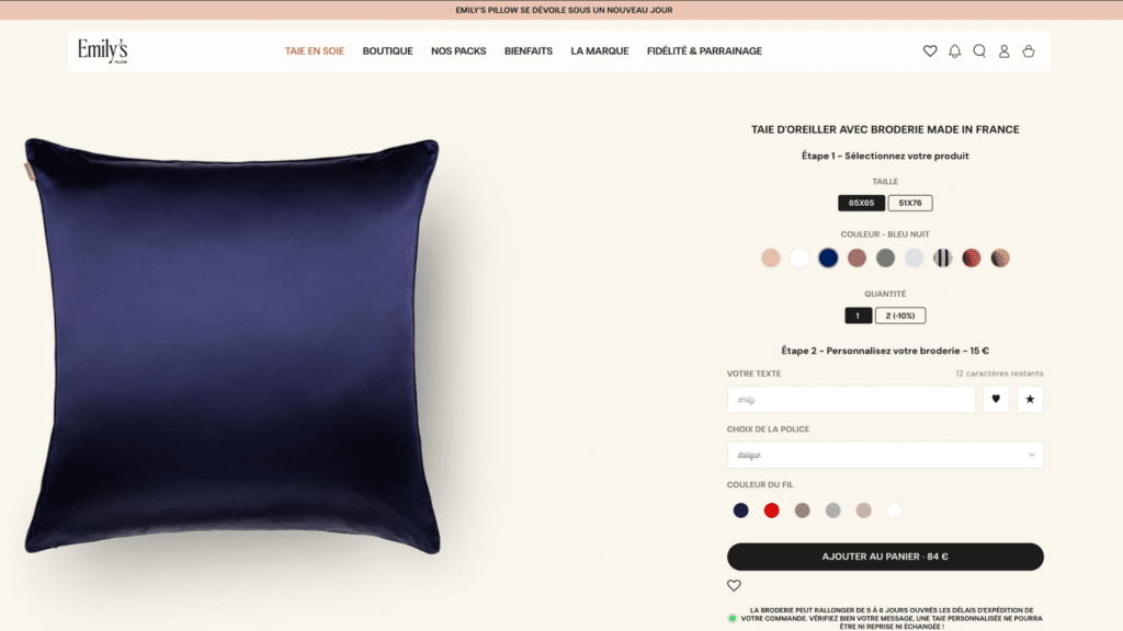Page de personnalisation d'une taie d'oreiller bleu marine avec options de broderie