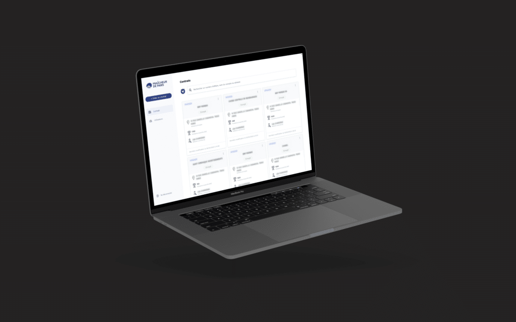 Ordinateur portable affichant la liste des contrats, fond sombre