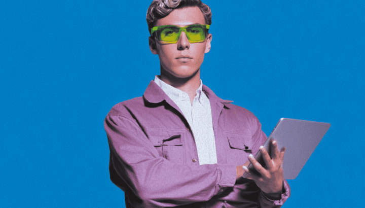 Homme avec lunettes vertes tenant une tablette, fond bleu