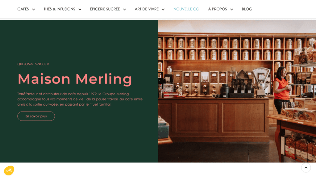 Capture d'écran de la section "Qui sommes nous" du site Maison Merling : texte de présentation sur fond vert foncé, à droite photo de l'intérieur d'une boutique avec étagères de contenants à café et thé et une employée en haut orange
