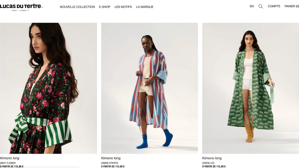 Capture d'écran de trois mannequins portant des kimonos longs Lucas du Tertre : motif floral noir et rose, rayures bleu blanc rouge, motif léopard vert