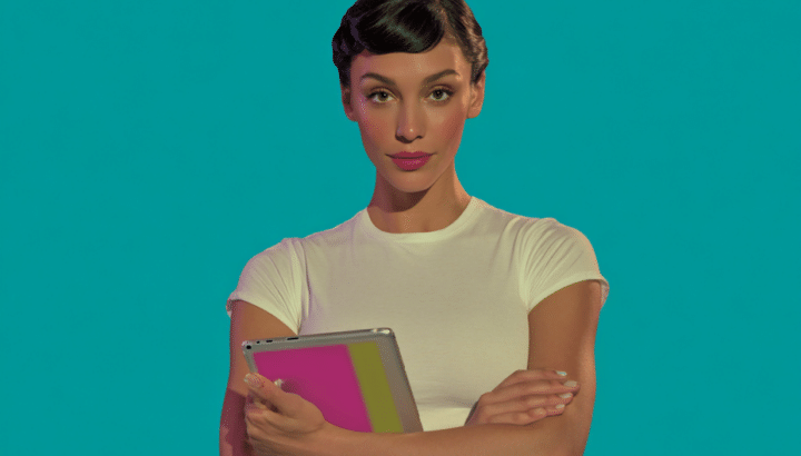 Femme en t-shirt blanc bras croisés tenant des carnets colorés, fond turquoise