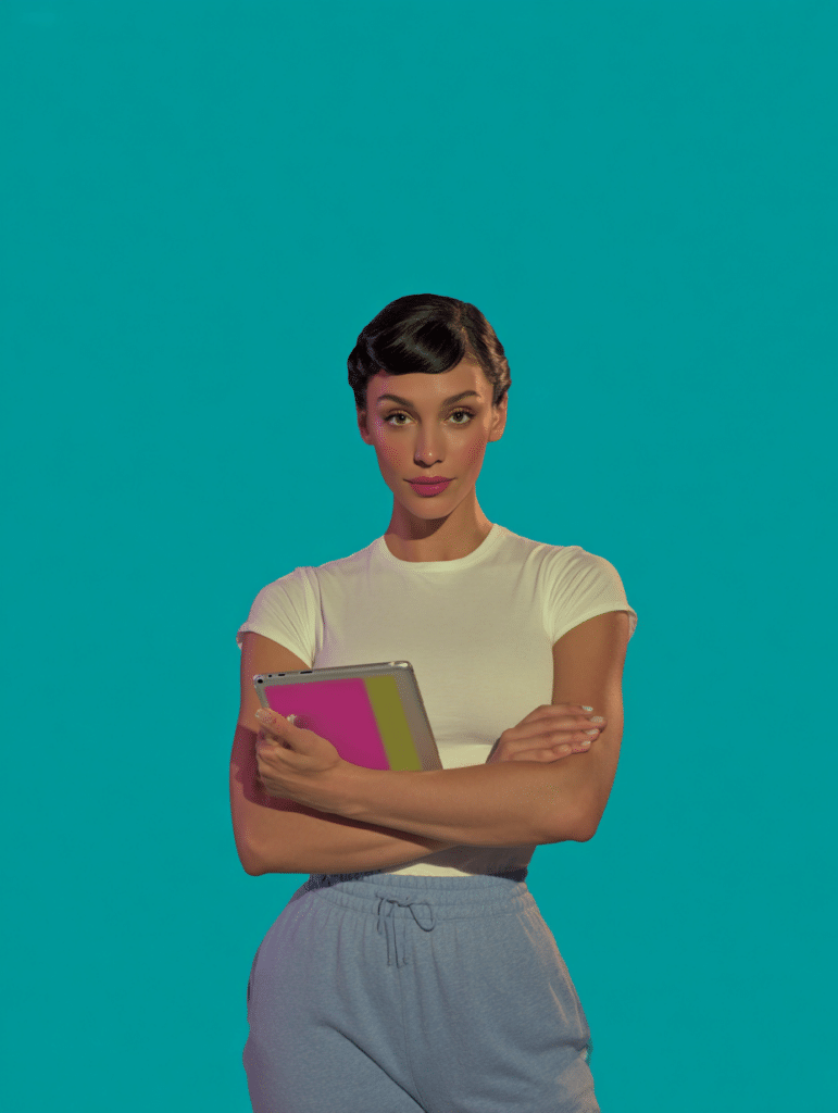 Femme en t-shirt blanc bras croisés tenant des carnets colorés, fond turquoise