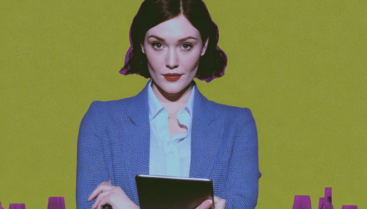 Femme en blazer bleu tenant une tablette devant des tables de restaurant dressées, fond vert olive