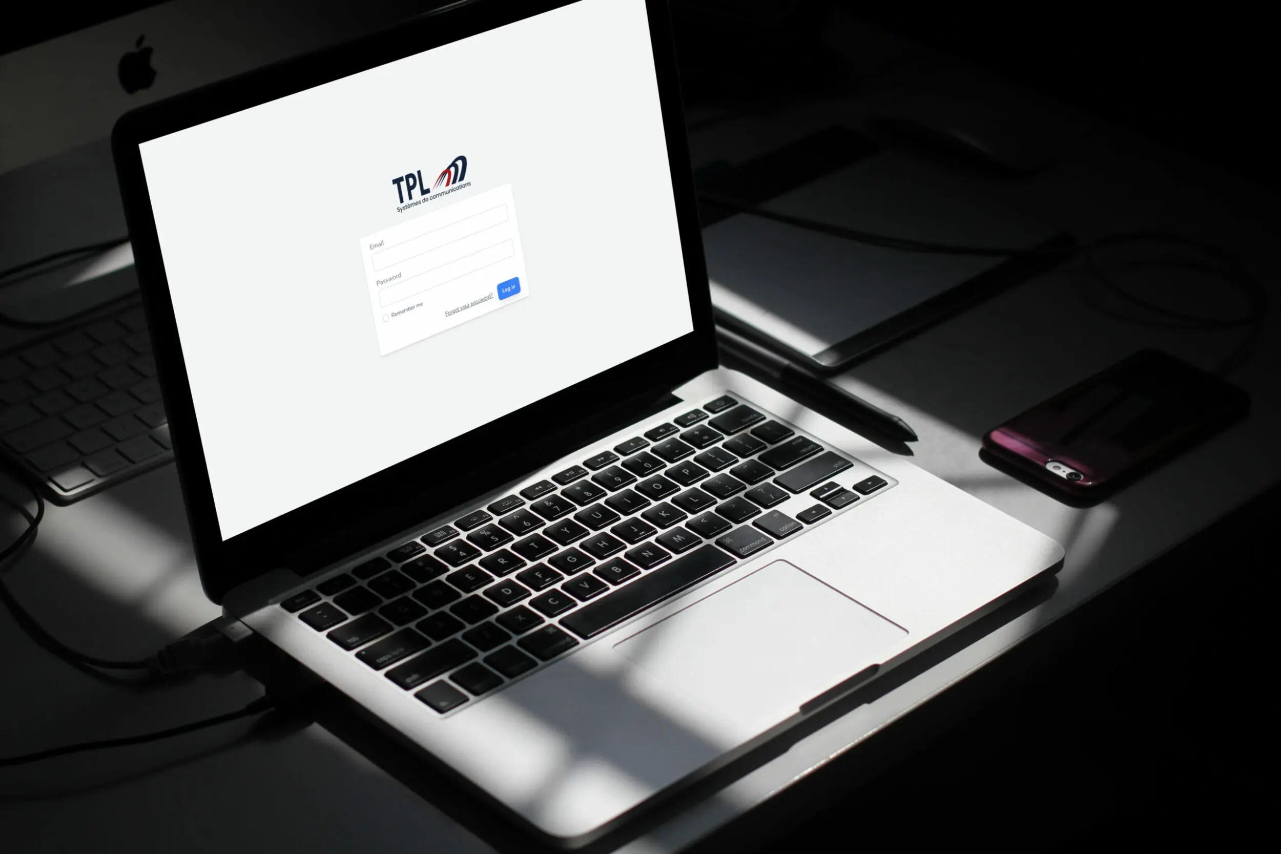 Ordinateur portable sombre affichant l'écran de connexion de l'application TPL Systèmes