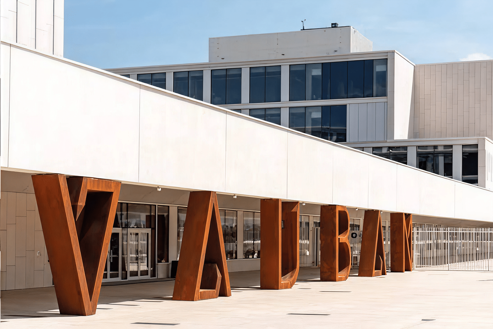 Façade moderne d'un bâtiment scolaire avec grande enseigne orange "VAUBAN"