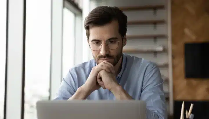 Directeur technique concentré devant son ordinateur portable
