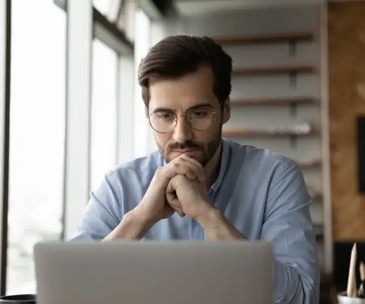 Directeur technique concentré devant son ordinateur portable