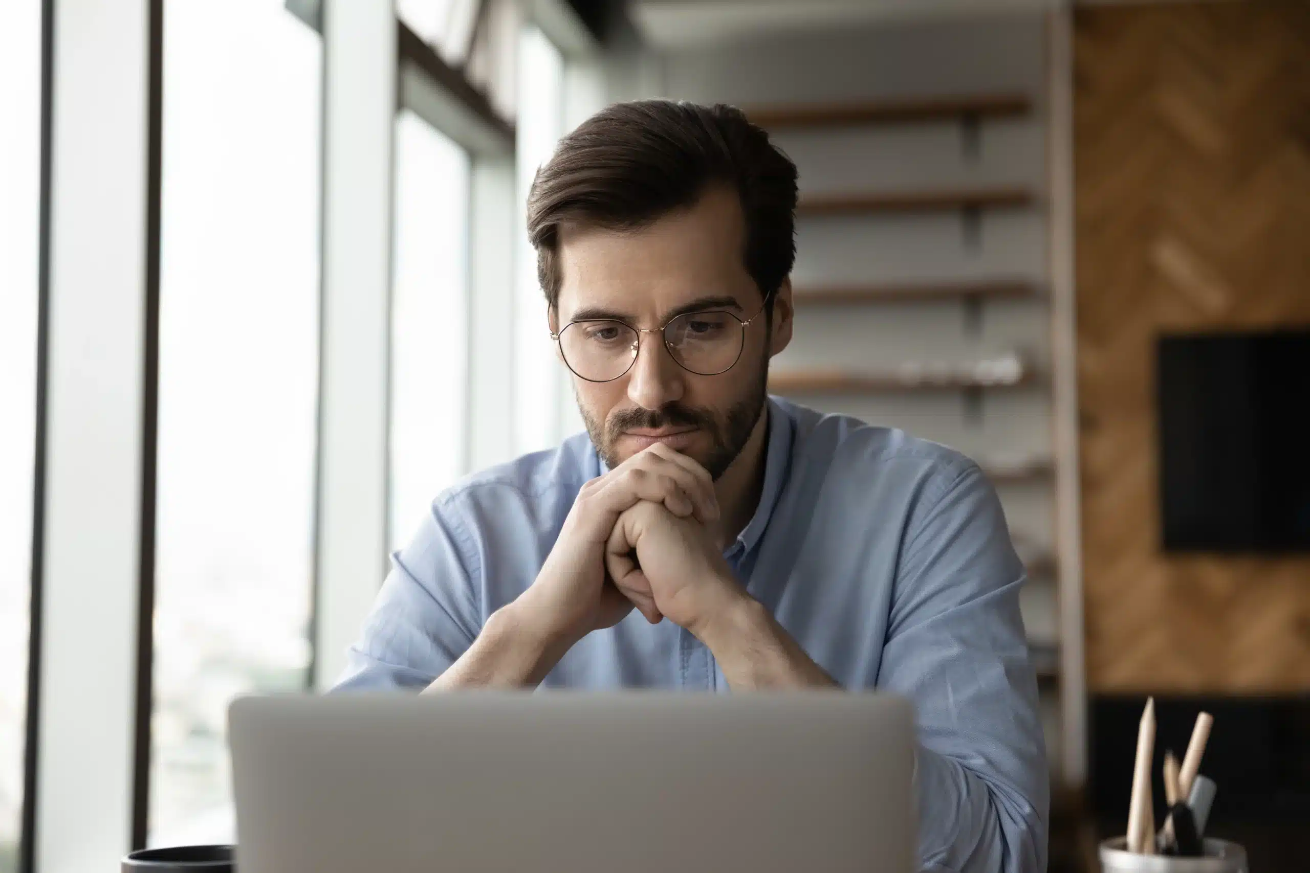 Directeur technique concentré devant son ordinateur portable