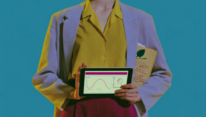 Femme en blazer lilas et chemise jaune tenant une tablette affichant un graphique et un dossier avec feuille, fond bleu