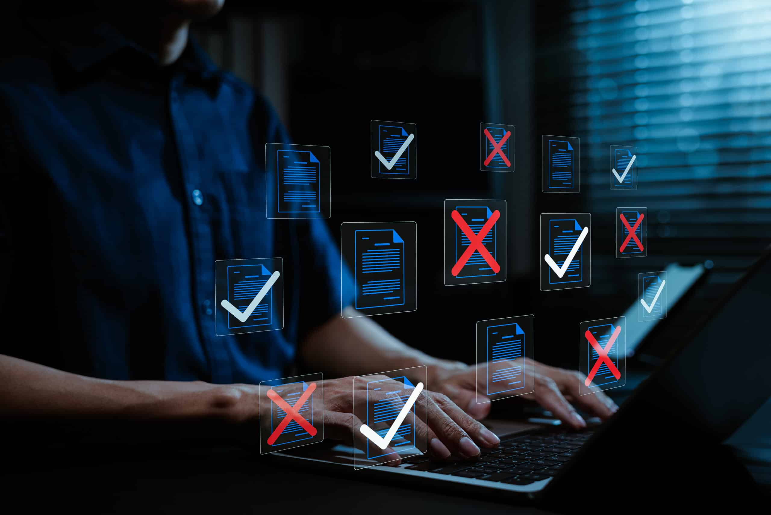 Mains tapant sur un ordinateur portable devant des icônes de documents flottantes marquées de coches vertes et de croix rouges
