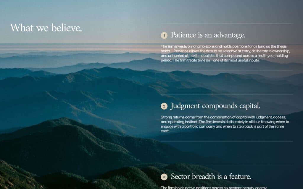 Section présentant les convictions du fonds "Patience is an advantage" et "Judgment compounds capital", photo de montagnes en arrière-plan