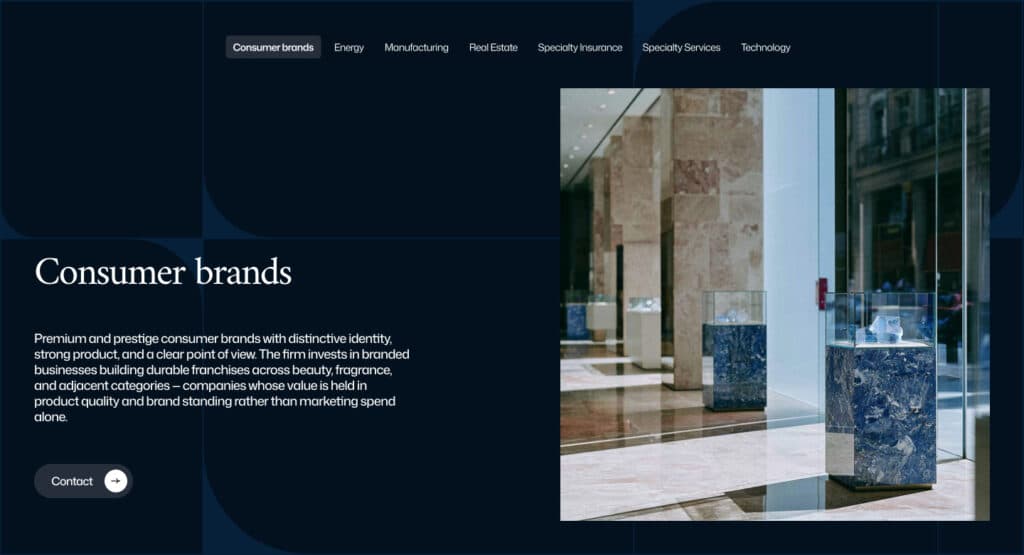 Section "Consumer brands" avec onglets sectoriels et photo de colonnes en marbre et présentoirs en verre